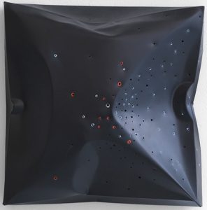 Han Schuil, HEAT LXVI, 2020-21, alkyd en spuitbusverf op aluminium, 30 x 30 x 12 cm