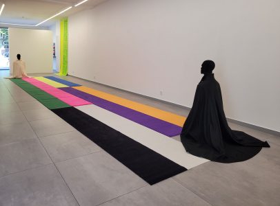 Fransje Killaars, The Intuition, 2022, wool, cotton, mannequins, 115 x 220 x 1200 cm