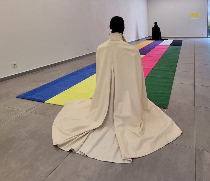 Fransje Killaars, The Intuition, 2022, wool, cotton, mannequins, 115 x 220 x 1200 cm