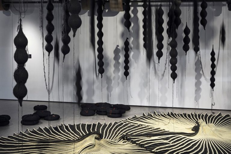 Karin van Dam, Spinning Up, Spinning Down, 2024, foto: Textile Museum Tiburg