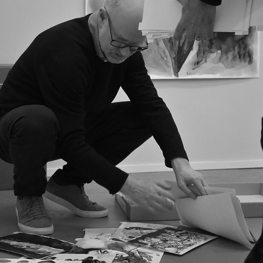 Selecteren werk Nour-Eddine Jarram voor de expositie 'The Wait', maart 2021. Foto Abril Cisneros