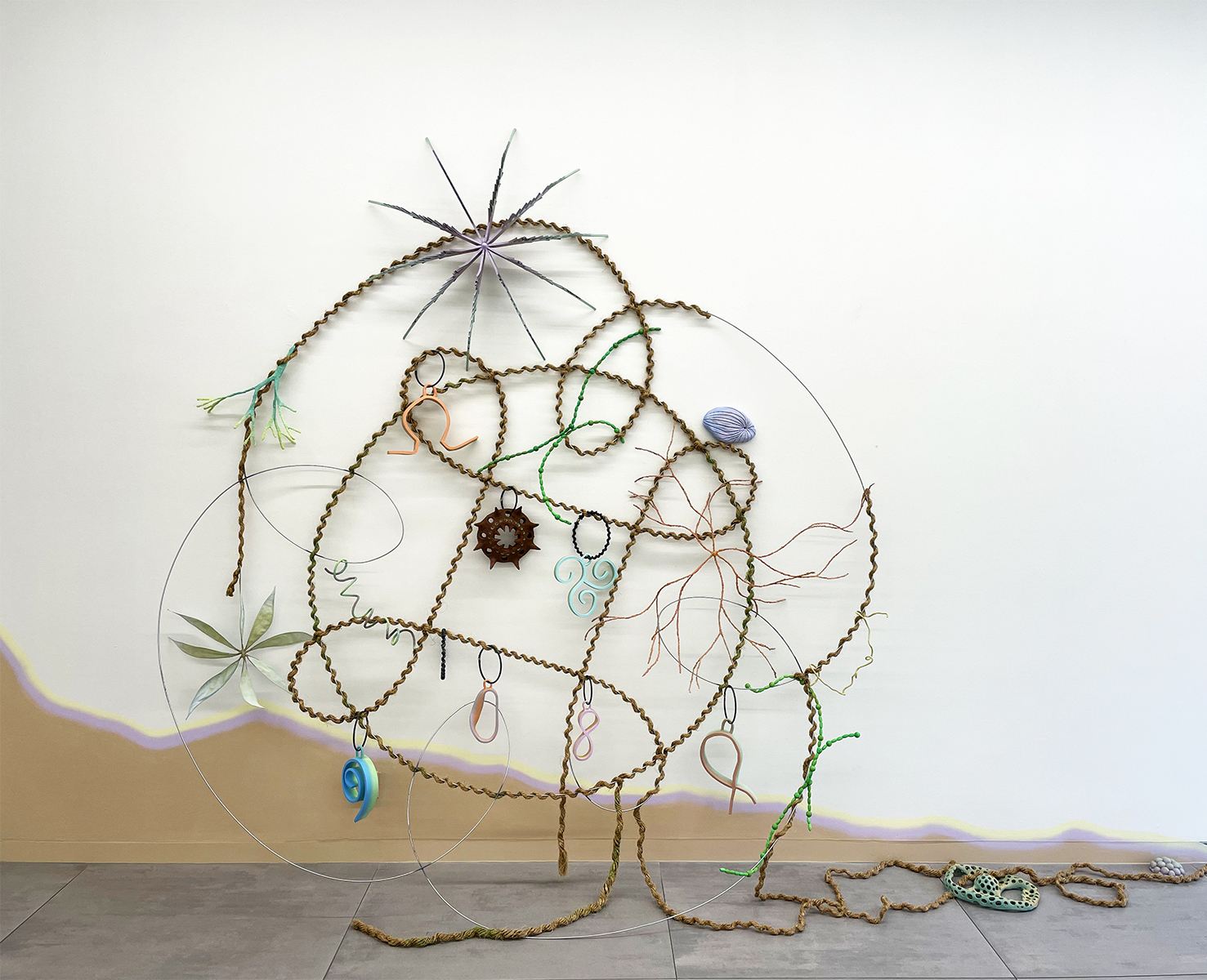Simone Albers, Prima Materia 1, 2023, metal, rope, wood, ceramics, acrylic, sand, 250 x 230 x 50 cm
