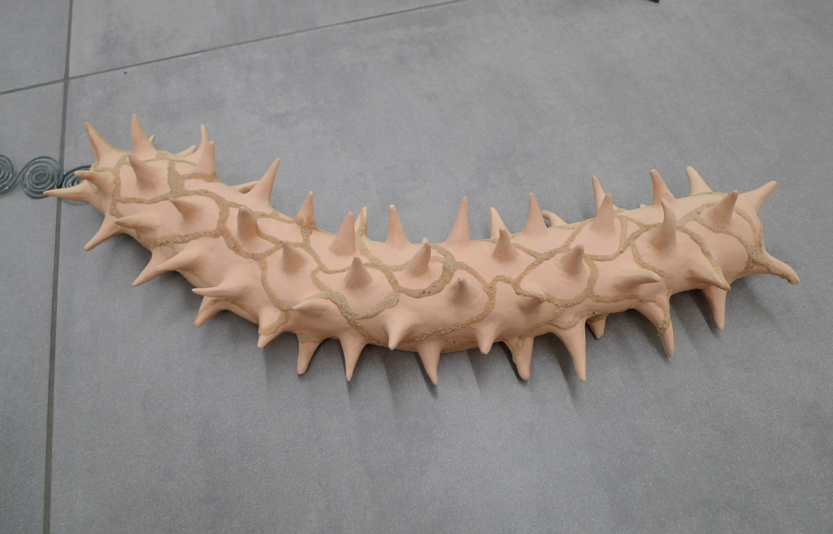 Simone Albers, Prima Materia 2, satellite, 2023, metalwire, ceramics, acrylic, sand, 8 x 18 x 54 cm