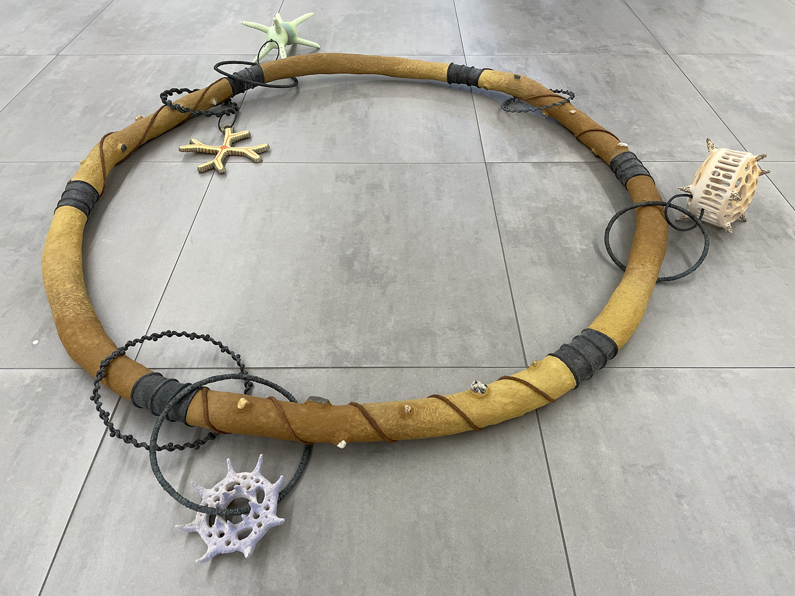Simone Albers, Prima Materia 3, 2023, paper, metal, rope ceramic, acrylic, sand, stones, earthpigment, 23 x 210 x 210 cm