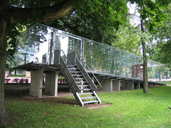 Robbie Cornelissen (1954) en Susanna Inglada (1983) tonen hun animaties Terra Nova en Rumours/Can we Be Birds in Tschumi Inside, Groningen.