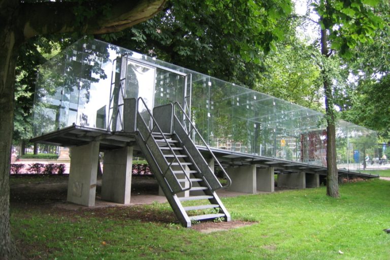 Robbie Cornelissen (1954) en Susanna Inglada (1983) tonen hun animaties Terra Nova en Rumours/Can we Be Birds in Tschumi Inside, Groningen.