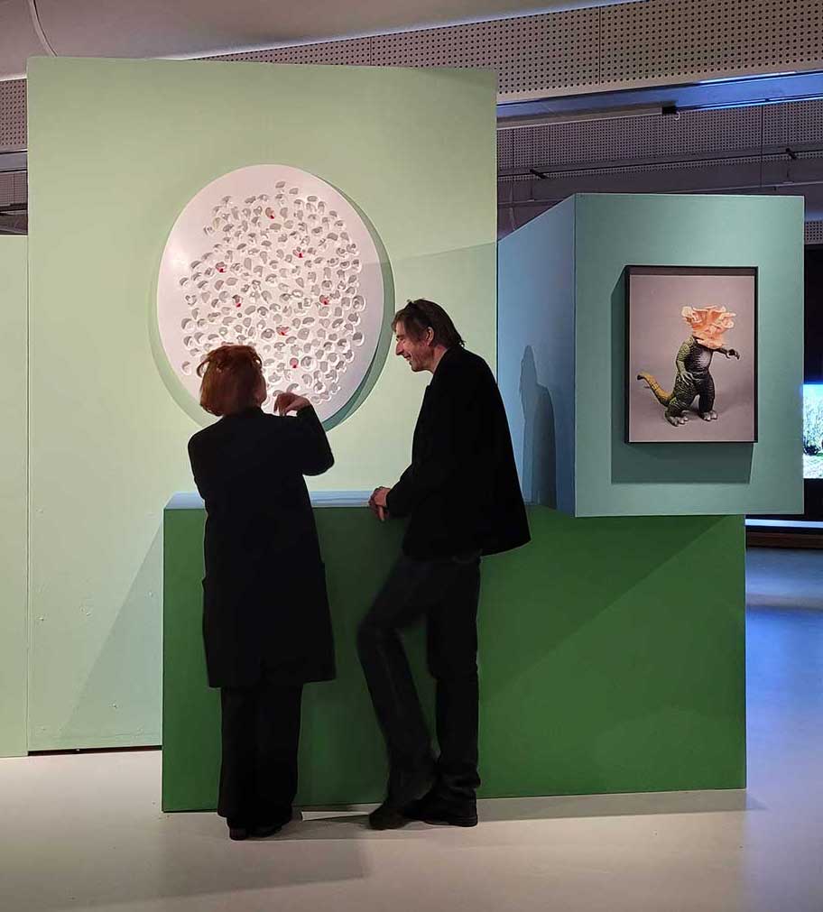 Zeger-Reyers-The-Well-of-The-World's-End-2025-plaster-lipstick-mushrooms-paint-90x65x5cm-I Zeger Reyers, The Well of the world's end, 2025, plaster, lipstick, paint, 90 x 65 x 5 cm