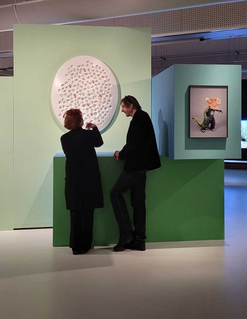 Zeger-Reyers-The-Well-of-The-World's-End-2025-plaster-lipstick-mushrooms-paint-90x65x5cm-I Zeger Reyers, The Well of the World's End, 2025, plaster, lipstick, mushrooms, paint, 90 x 65 x 5 cm