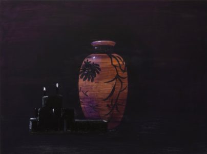 Erik Pape, Charger with vase, 2024, oilpaint on panel, 60 x 80 cm